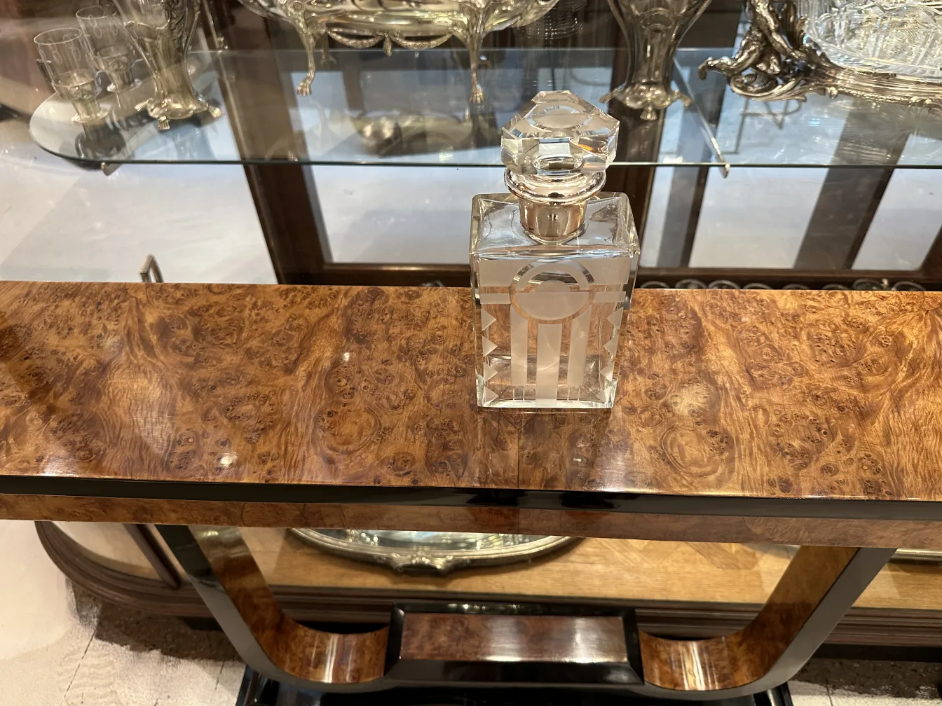 अनोखी आकृति और सुरुचिपूर्ण ढक्कन के साथ प्राचीन बोतल