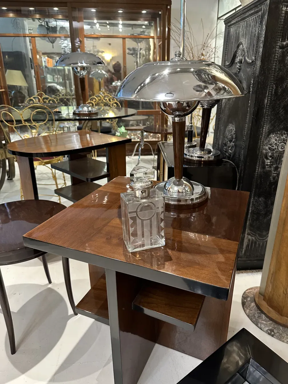 Botellón antiguo con diseño elegante sobre una mesa