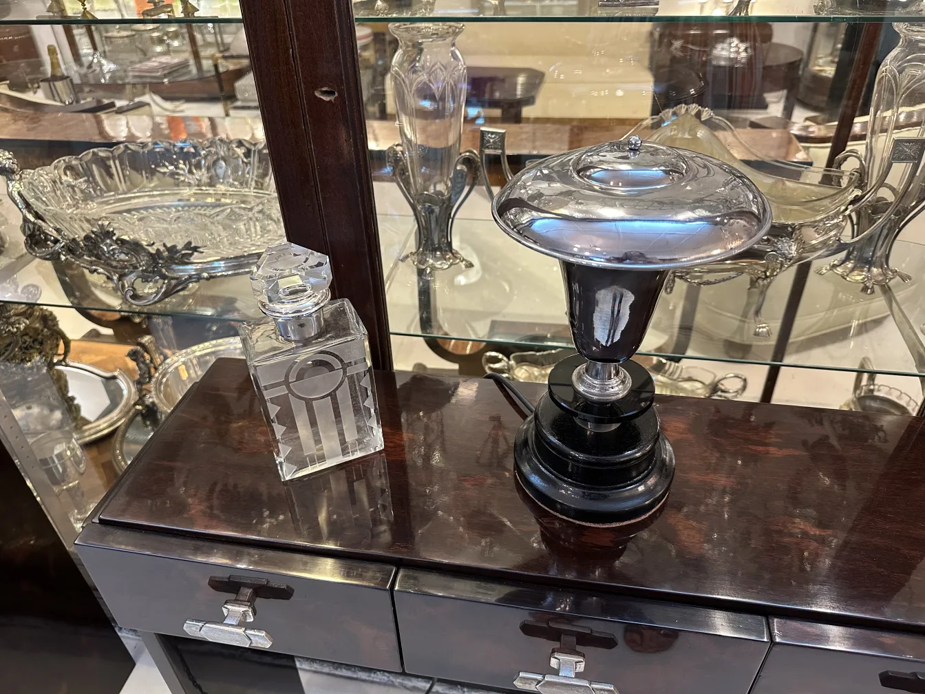 bouteille antique avec design décoratif dans vitrine