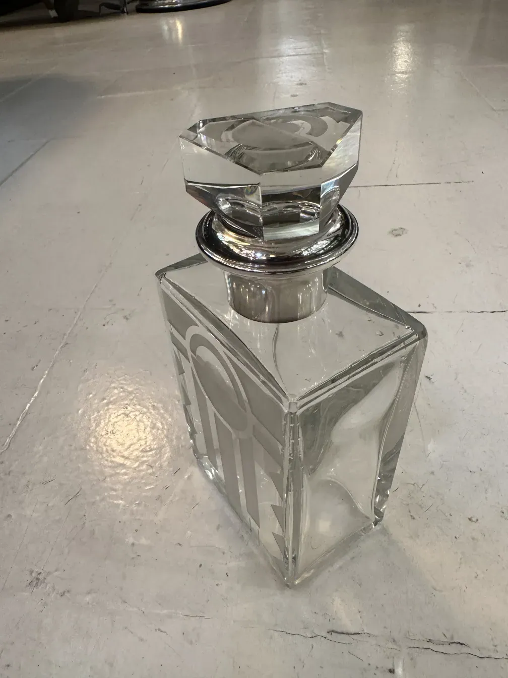 bouteille ancienne en verre de forme octogonale avec bouchon