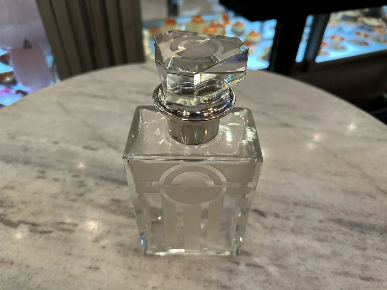 antike glasflasche mit dekorativem deckel