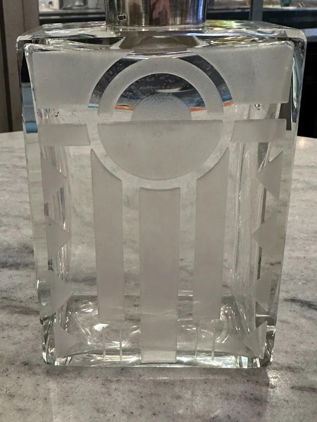 antike Flasche mit klarer Verzierung und geometrischen Formen