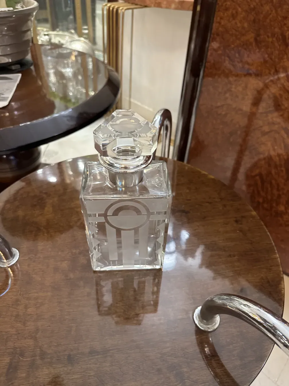 bottiglia antica con coperchio decorativo e dettagli incisi