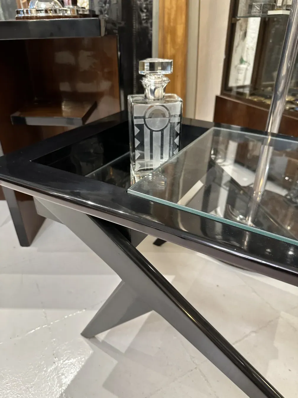 bouteille ancienne avec motifs géométriques dans un cadre élégant