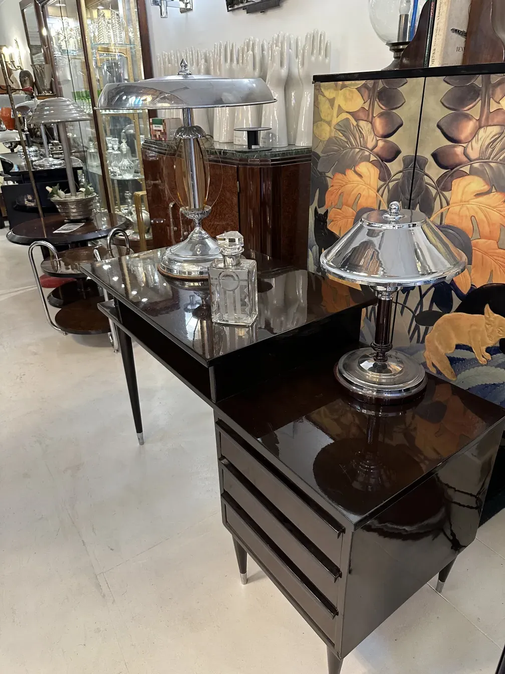 botellón antiguo con tapa en un entorno decorativo