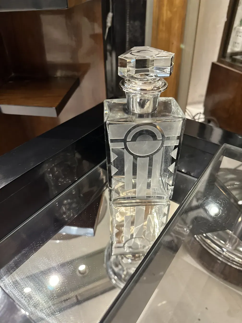 bouteille antique avec couvercle carré et design complexe