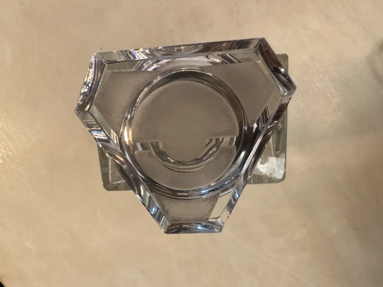 antike Flasche mit sechseckigem Design auf hellem Tisch