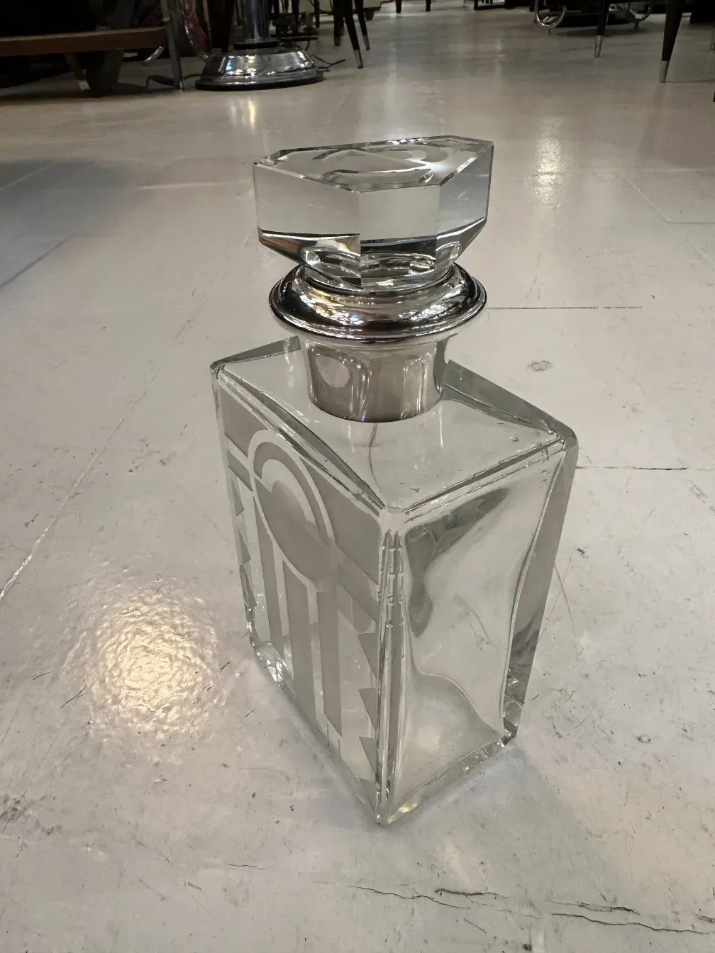 装飾的な蓋が付いた古いガラスボトル