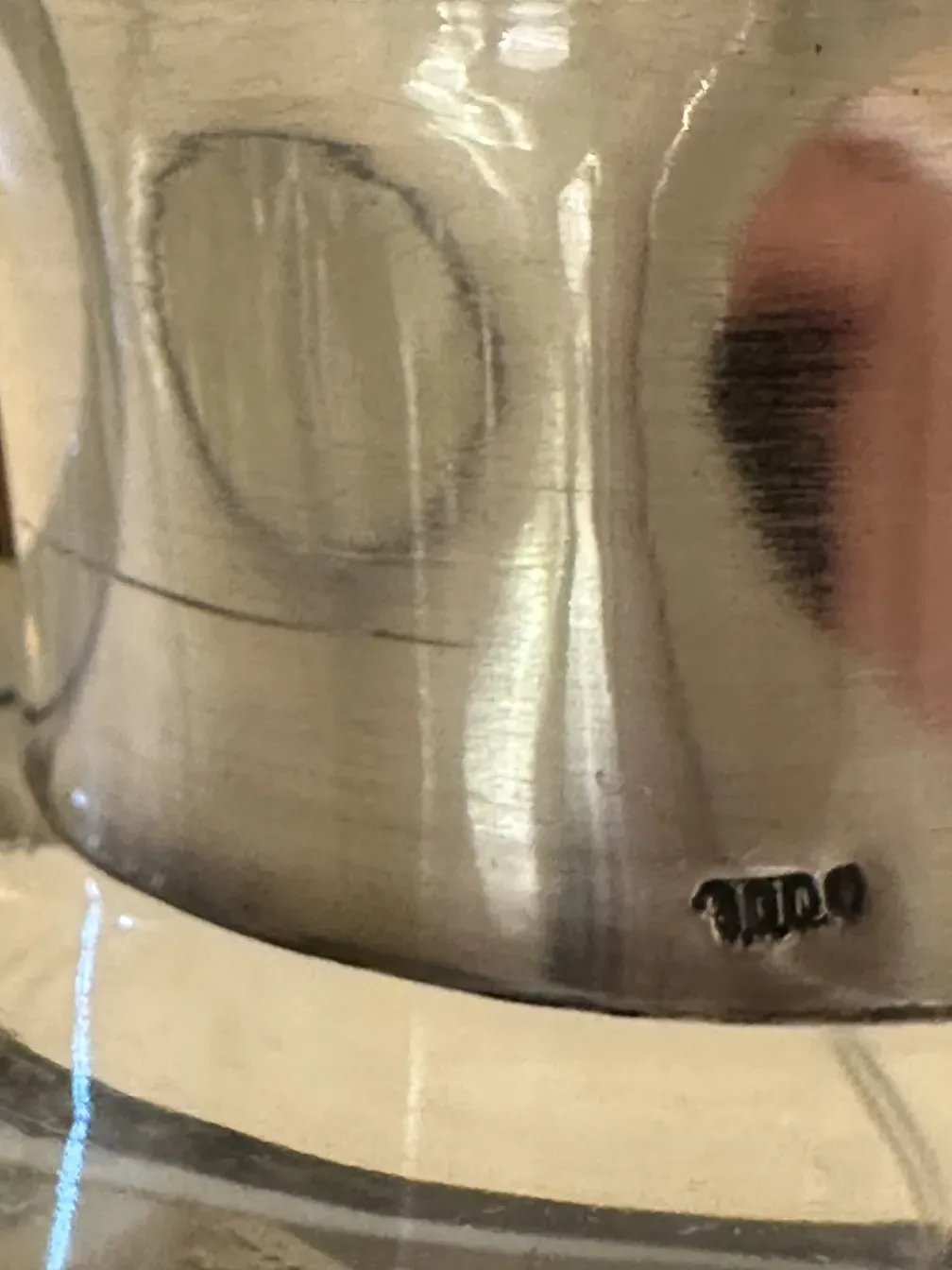 antike flasche mit polierter oberfläche und marken