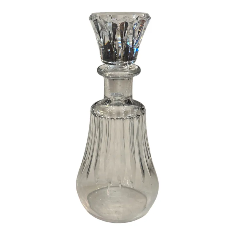 botellón antiguo de cristal con detalles decorativos en el cuerpo