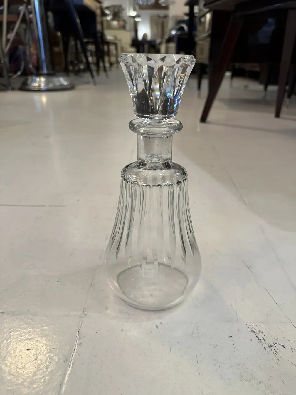 古董瓶，具有苗条的细节和光泽