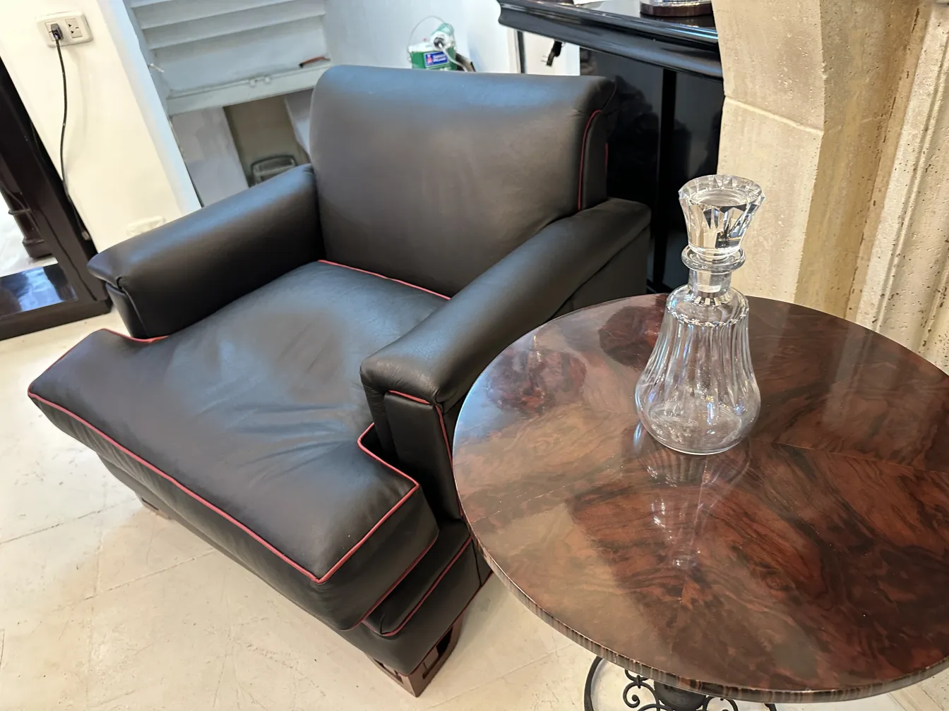 प्राचीन सजावटी कांच की बोतल मेज पर