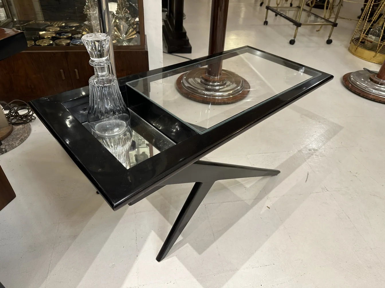 garrafa antiga sobre mesa com tampo de vidro