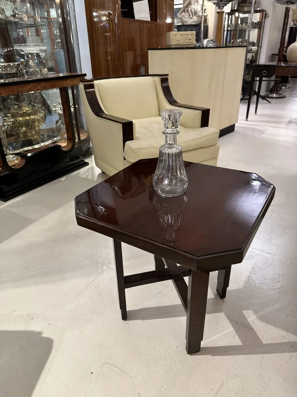 古代瓶子带有装饰设计在桌子上