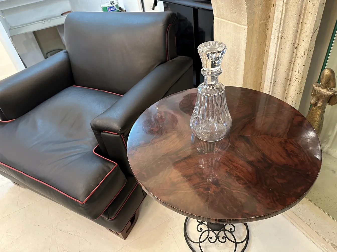 antike Flasche mit elegantem Design auf einem Holztisch