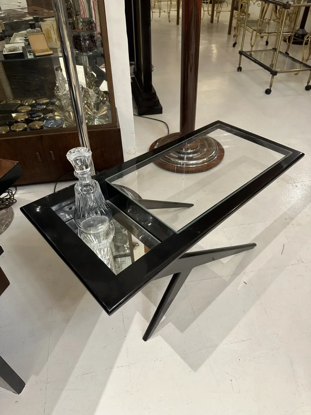 garrafa antiga com detalhes decorativos em um ambiente de antiguidades