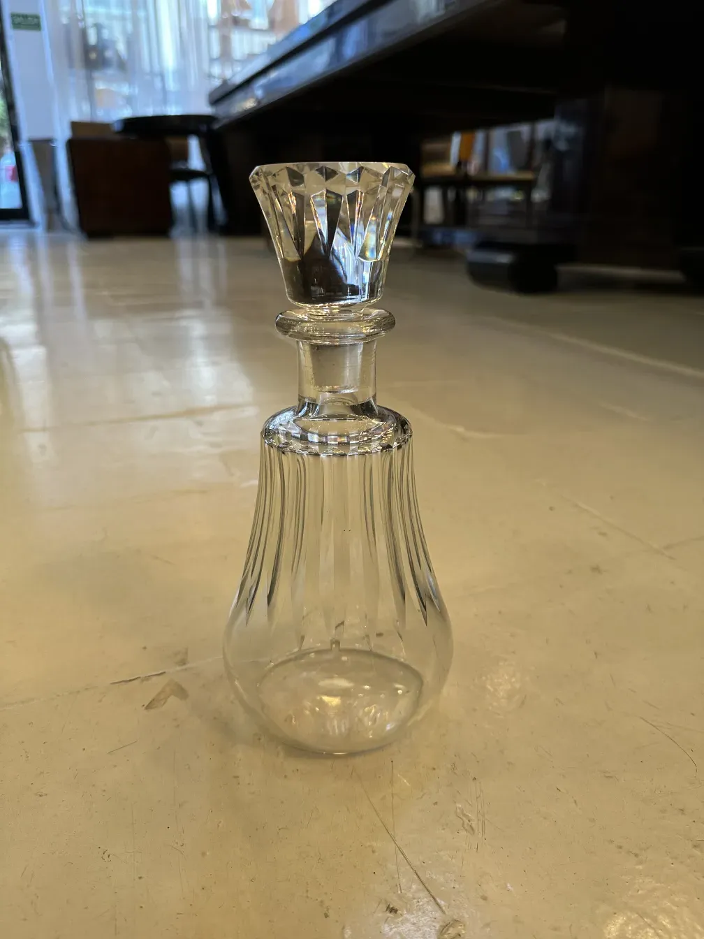 antike Glasflasche mit Dekoration