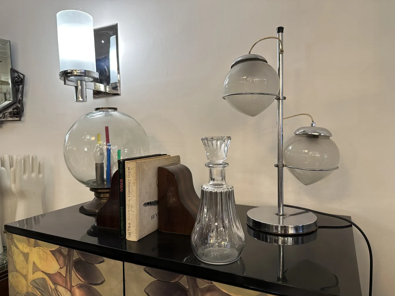 antike Flasche auf dem Tisch mit Lampen und Büchern