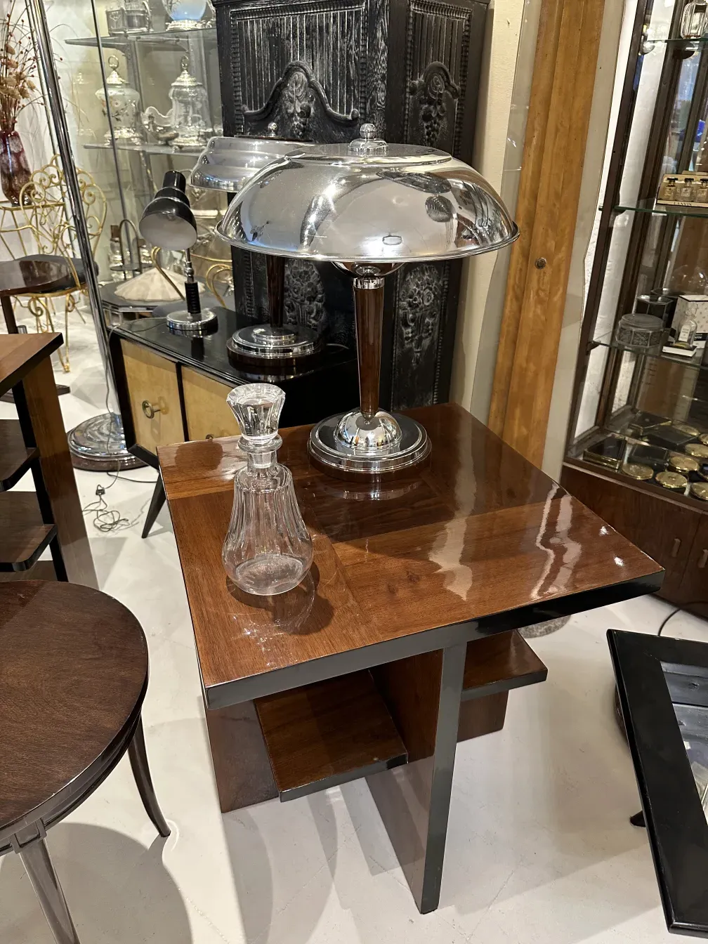 bottiglia decorativa antica in negozio di antiquariato