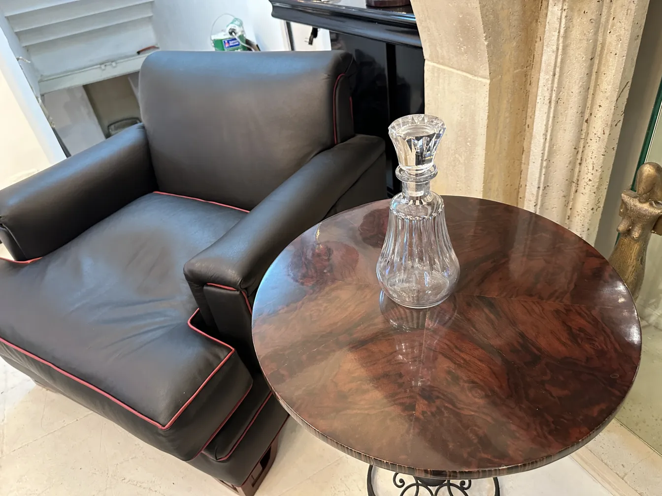 botellón antiguo de cristal sobre mesa de madera