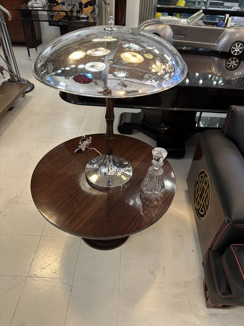 bouteille ancienne avec un design élégant sur une table