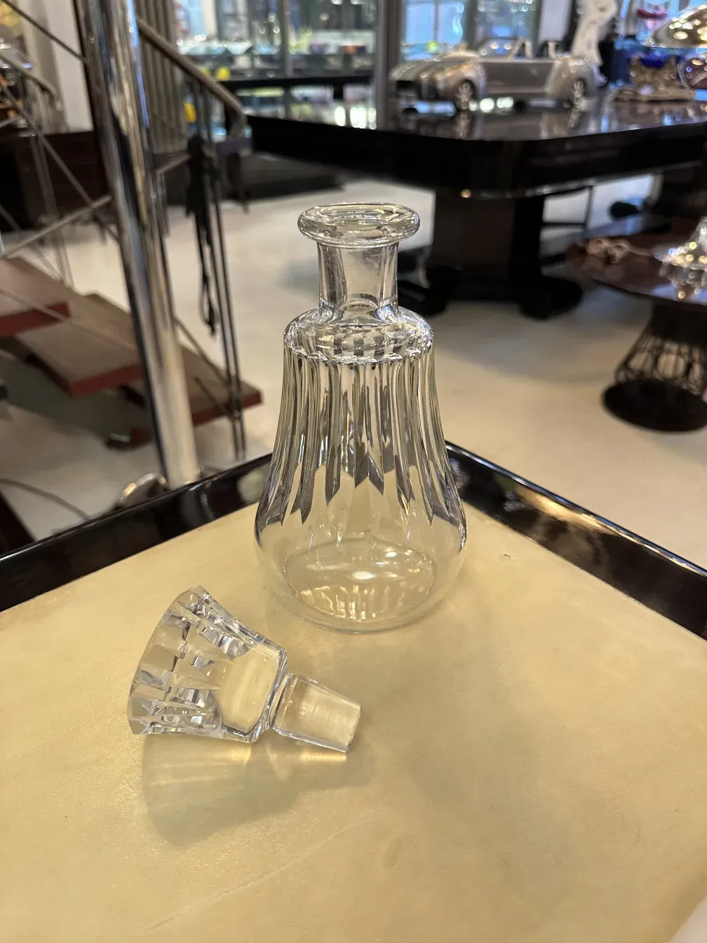 botellón antiguo con diseño distintivo sobre fondo claro