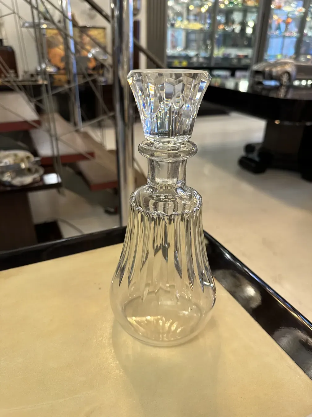 antike Glasflasche mit aufwendigem Design