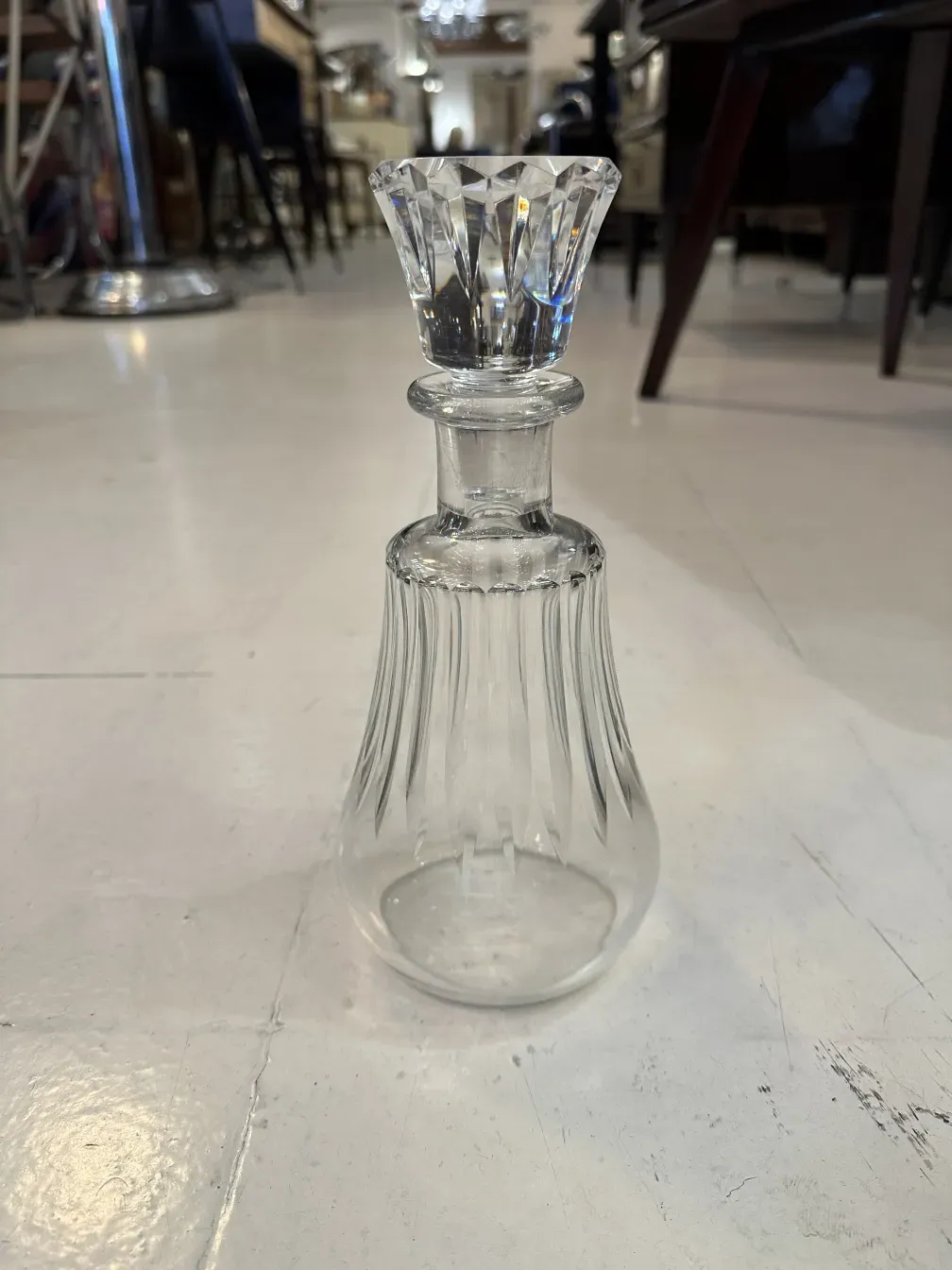 bouteille antique en verre avec base décorative