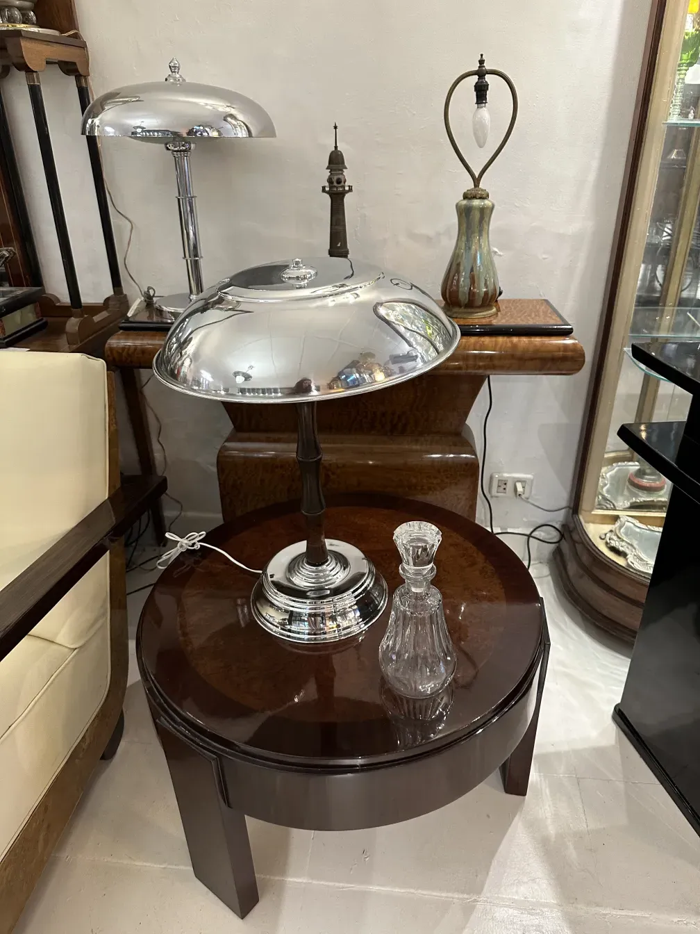 antike Glasflasche mit dekorativen Details auf einem Tisch