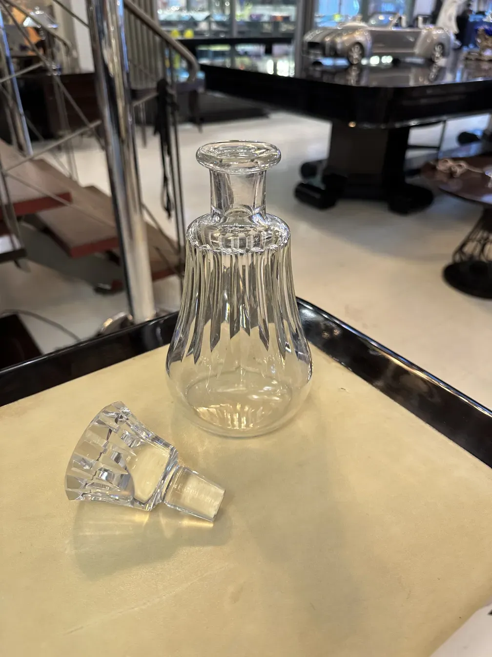 alte Flasche mit geripptem Design und Stopfen