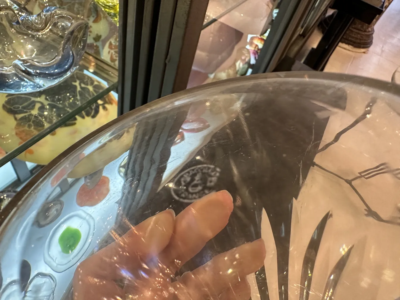 garrafa antiga com detalhes intrincados em um ambiente vintage