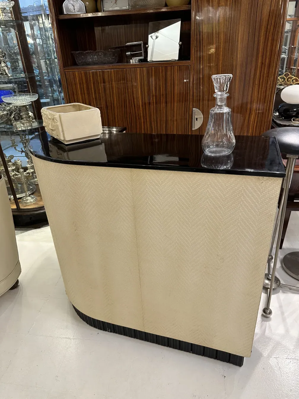 Glasflasche mit eleganter Form, antiker Stil in dekorativer Umgebung