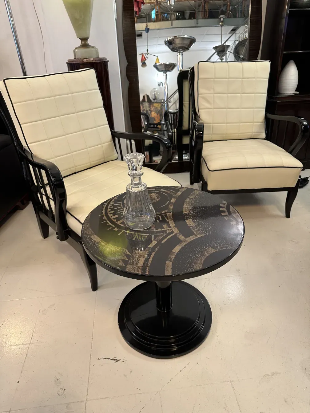 bouteille antique claire sur table, chaises modernes