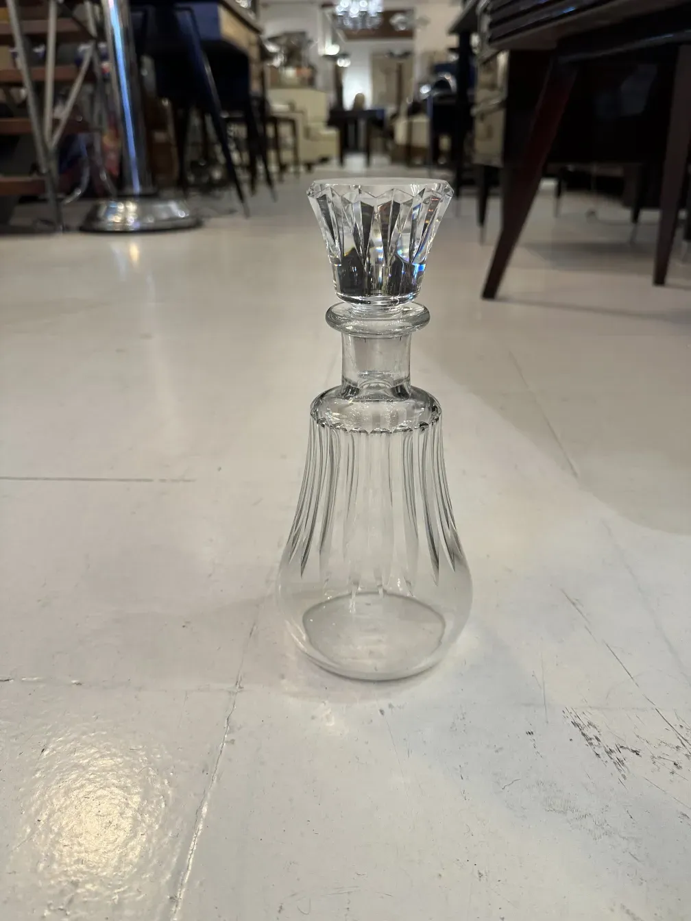 古董瓶，设计优雅，置于古董环境中