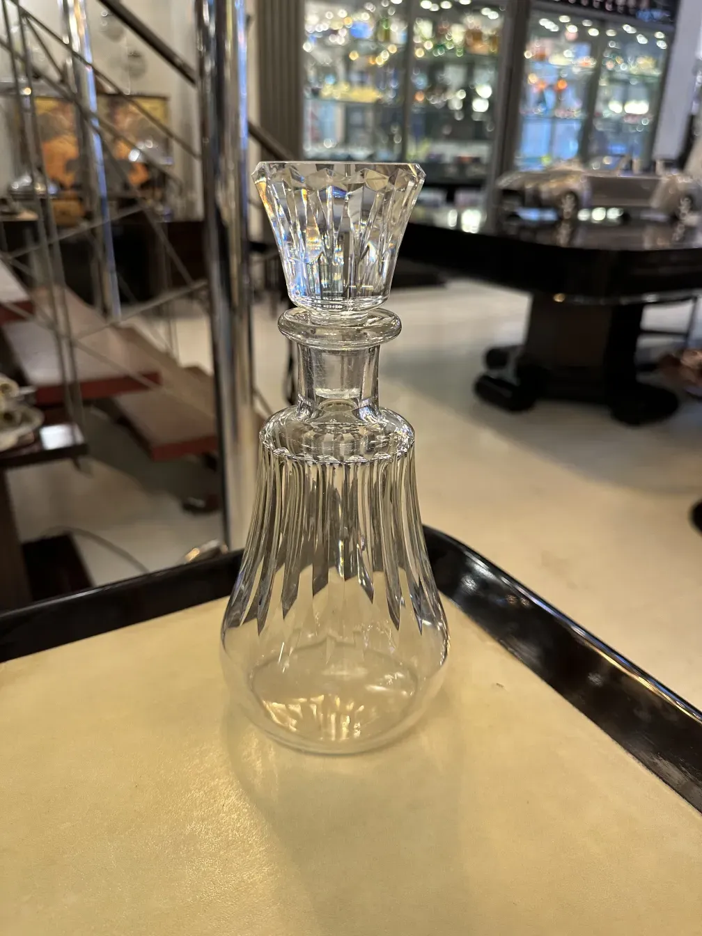 botellón antiguo con forma elegante y decorativa, en un ambiente de antigüedades