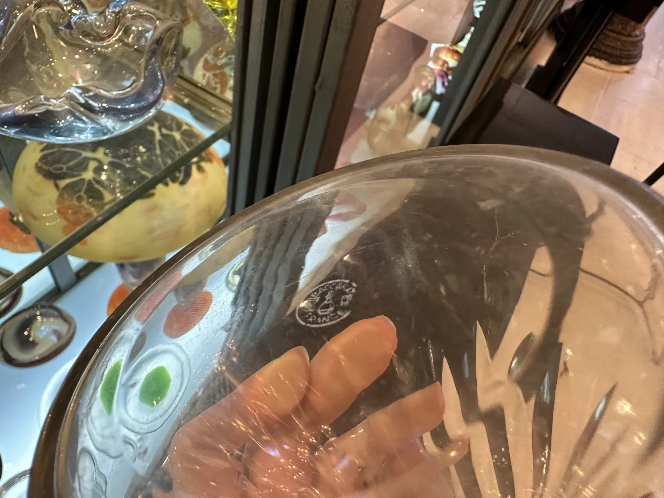 bottiglia antica in vetro in una vetrina con decorazioni