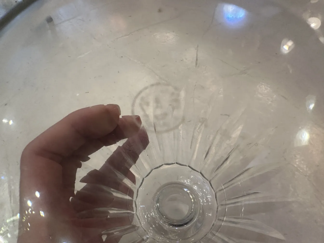 bottiglia antica con design scolpito e mano che la tiene