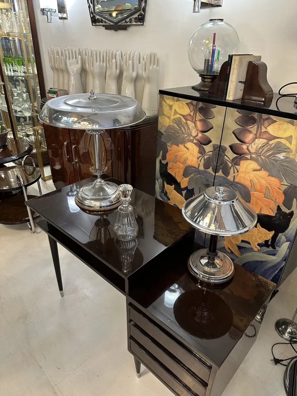 Botellón antiguo decorado con flores y hojas