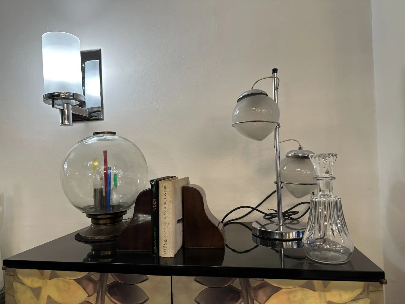 antike Flasche mit eleganter Form auf dem Tisch