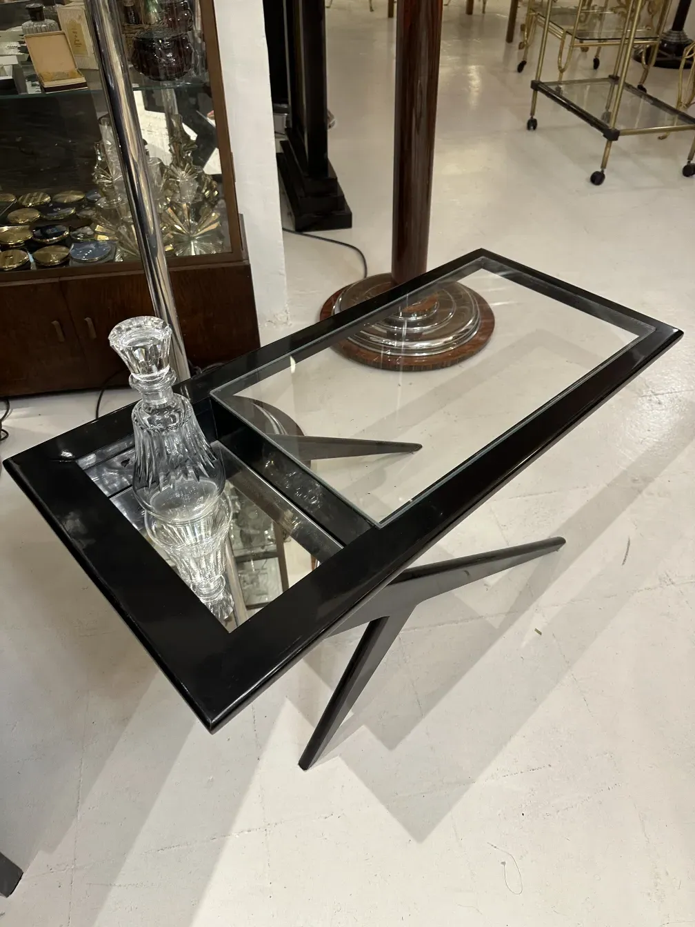 古董装饰瓶，优雅的形状和精致的瓶盖，放在桌子上。