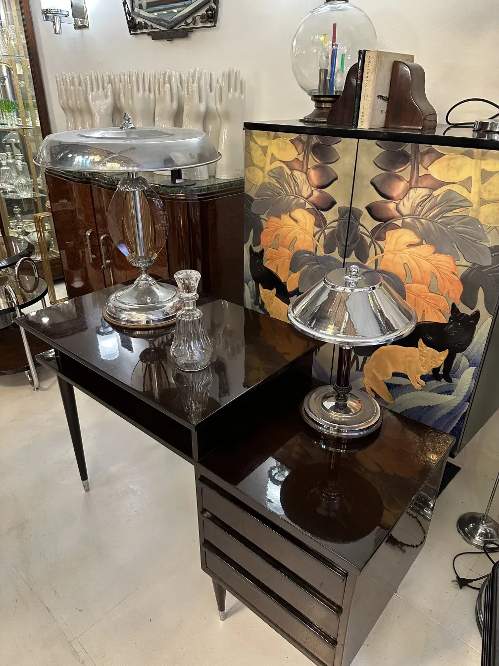 bottiglia antica con coperchio, decorazione varia