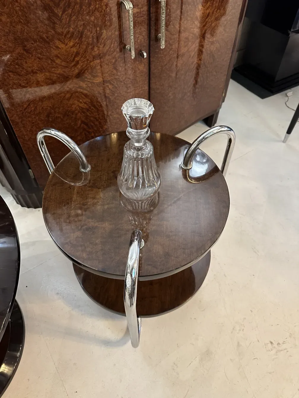 botellón antiguo de cristal con decoración elegante y tapa