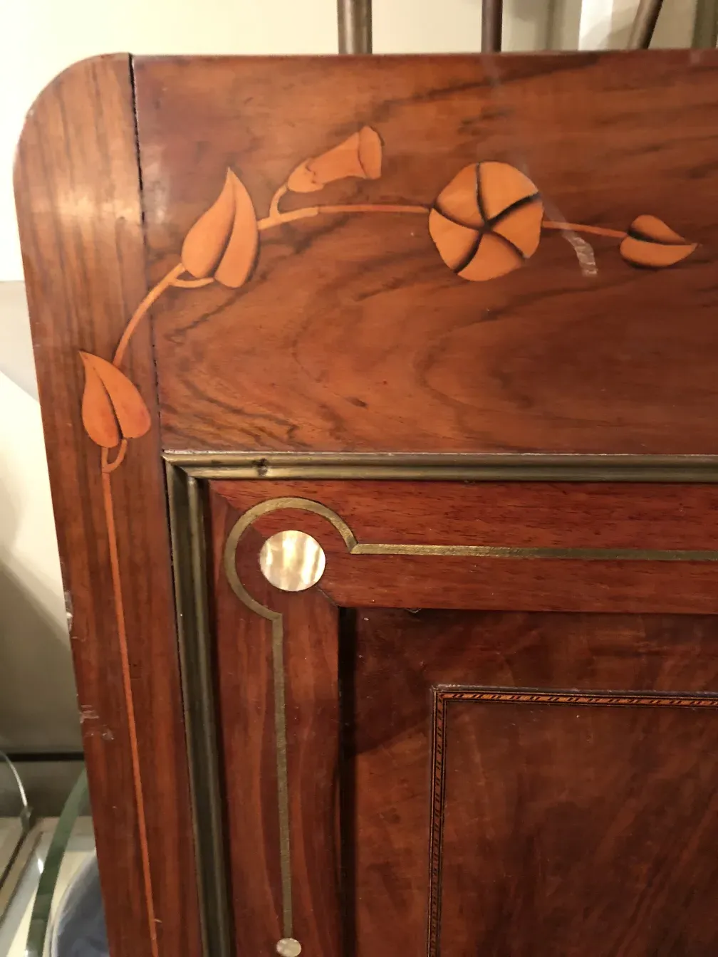 Cama antigua con un diseño decorativo y flores