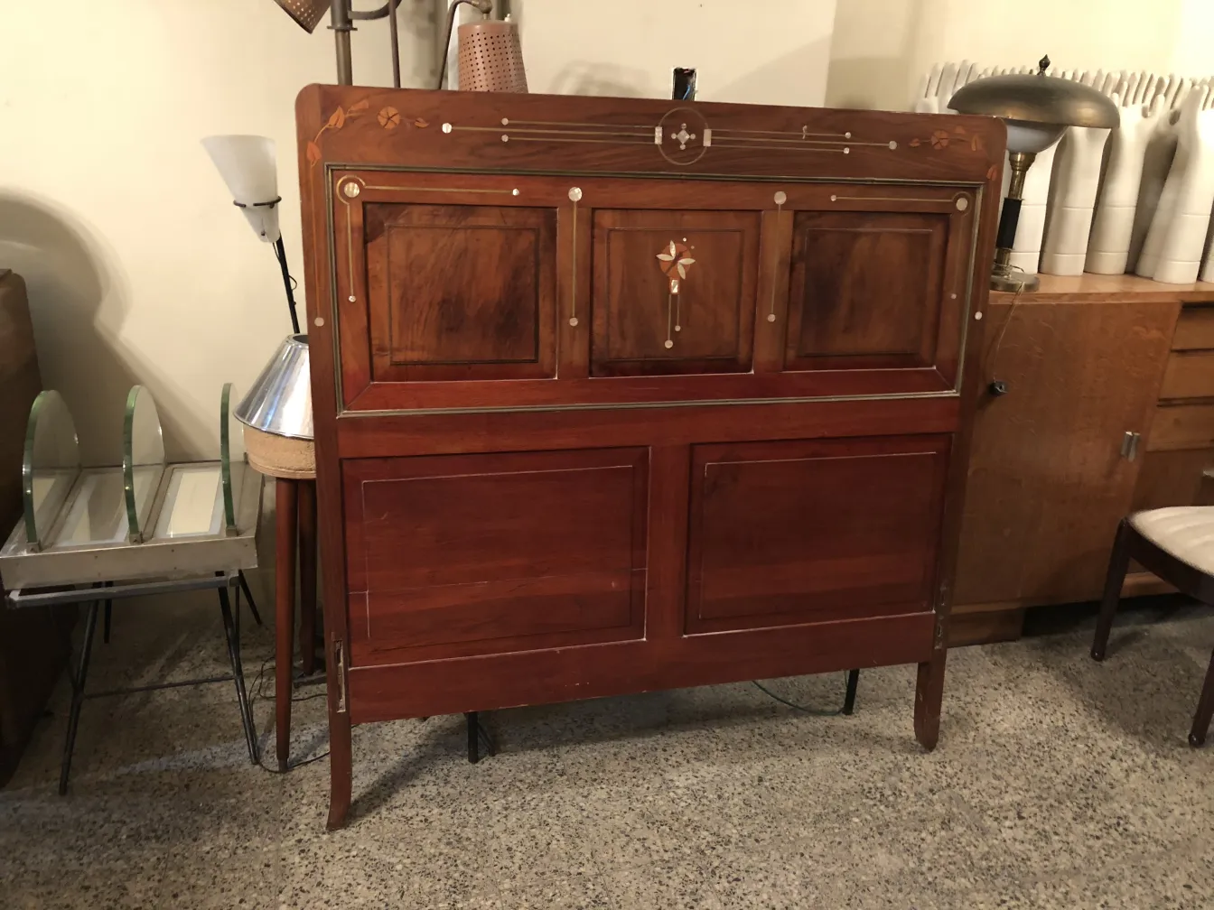 Lit ancien avec des détails décoratifs dans un cadre chaleureux.