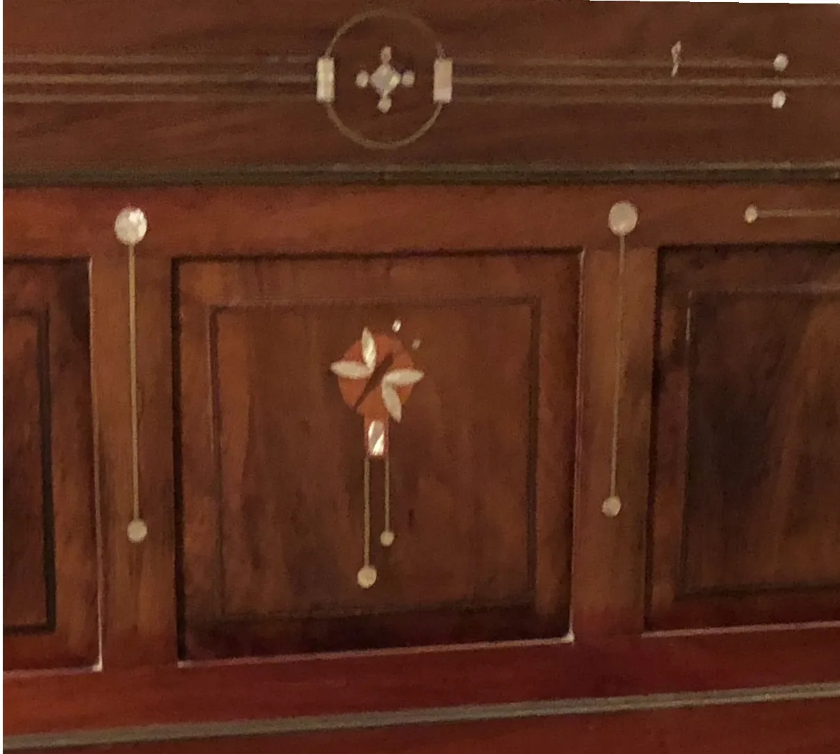 Lit ancien avec des détails décoratifs en bois