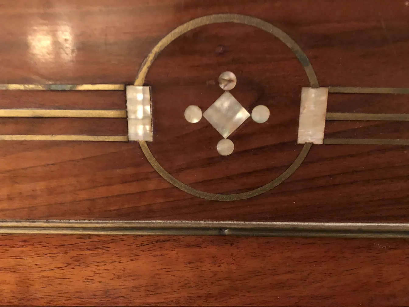 cama antigua con detalles decorativos en madera