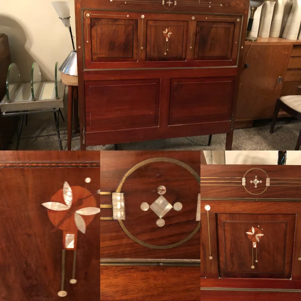 Lit ancien avec des détails décoratifs sur la tête de lit, cadre classique.