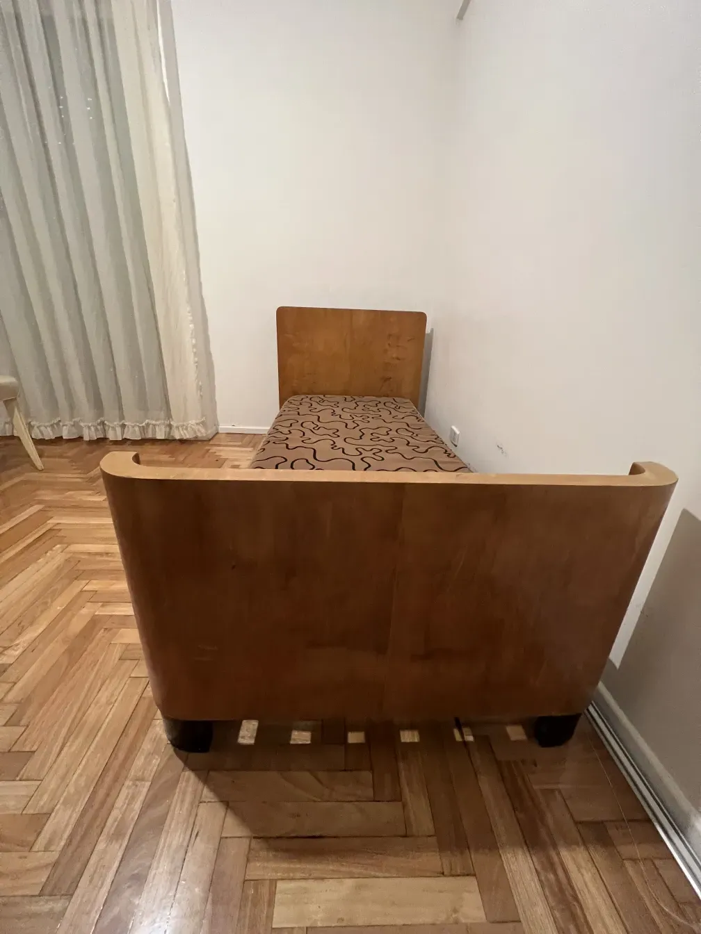 पुराना बिस्तर अद्वितीय डिजाइन में तटस्थ सेटिंग में।