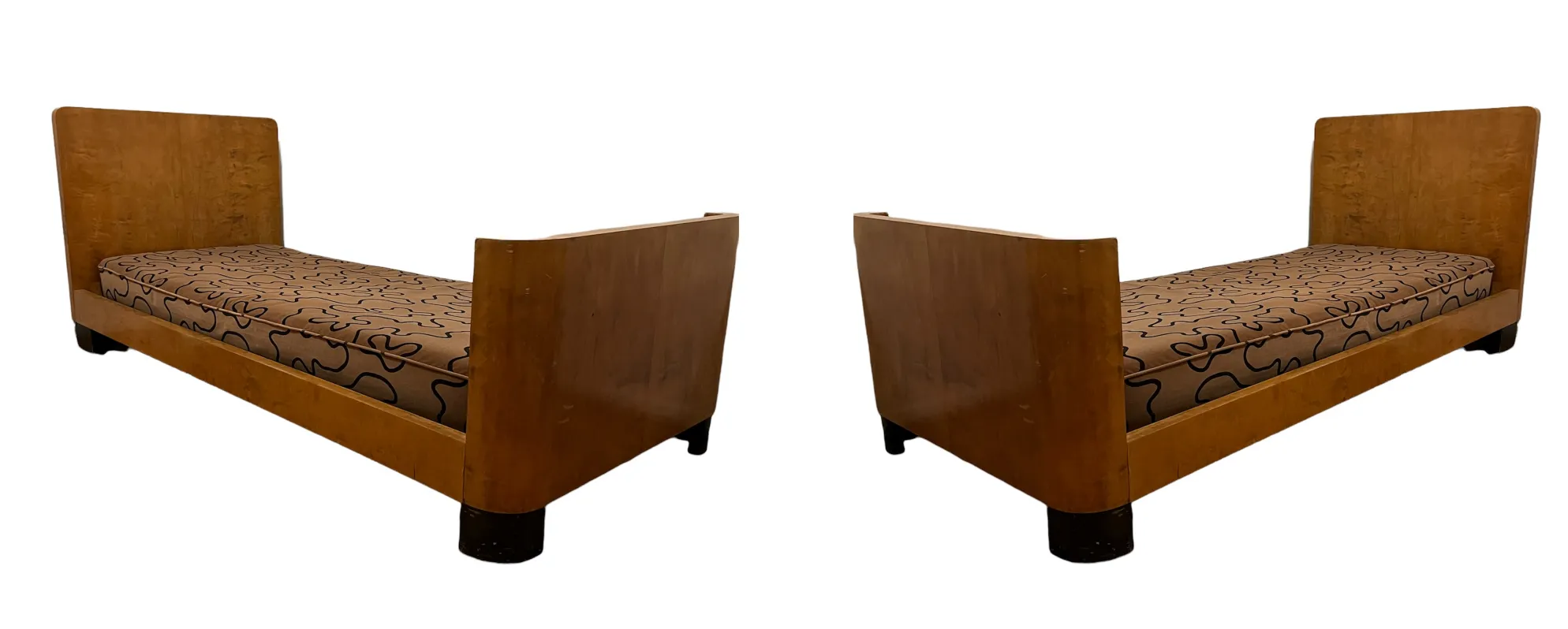 Lit ancien avec un matelas à motif dans un cadre chaleureux