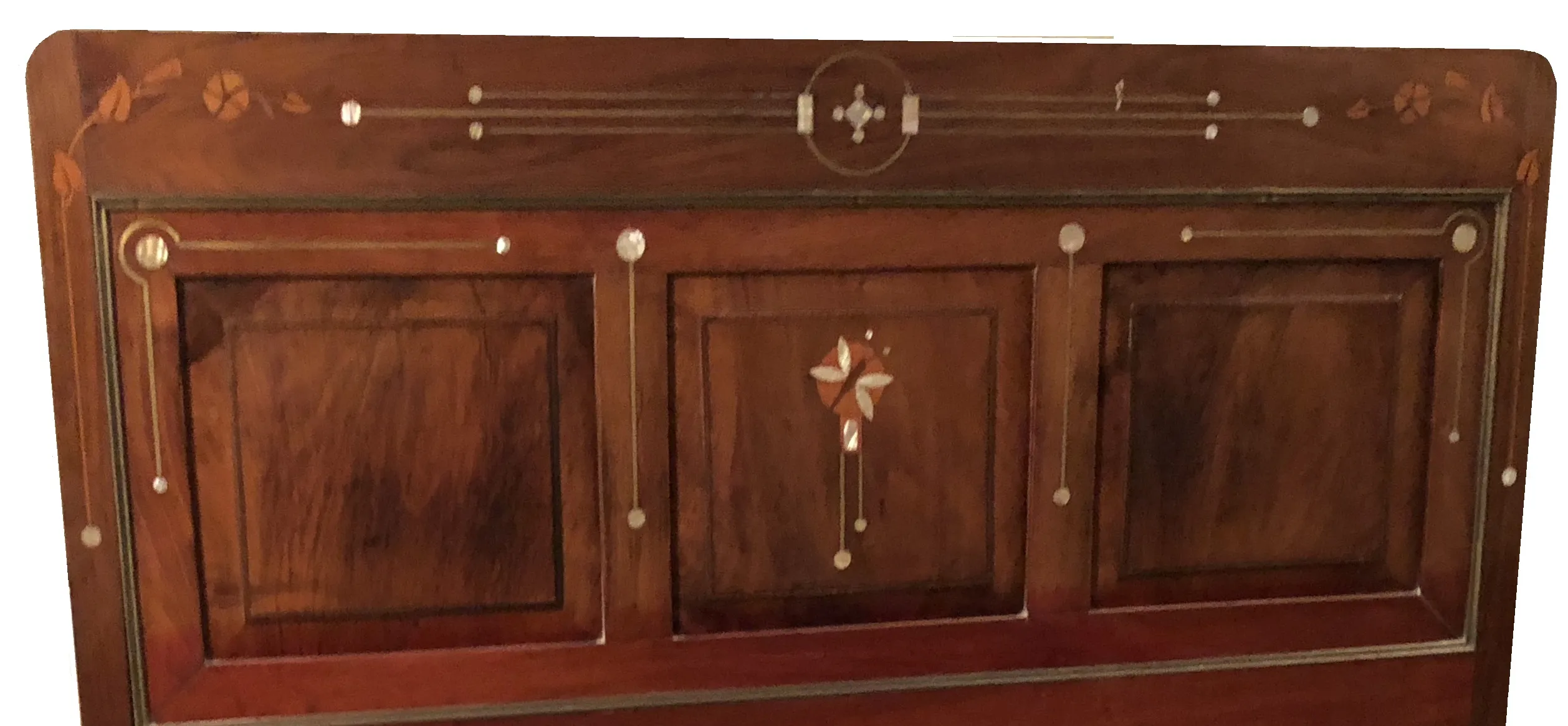 Testiera di letto antico con dettagli decorativi in legno, elegante e sofisticata.